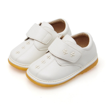 Feste weiße Baby-beiläufige quietschende Schuhe